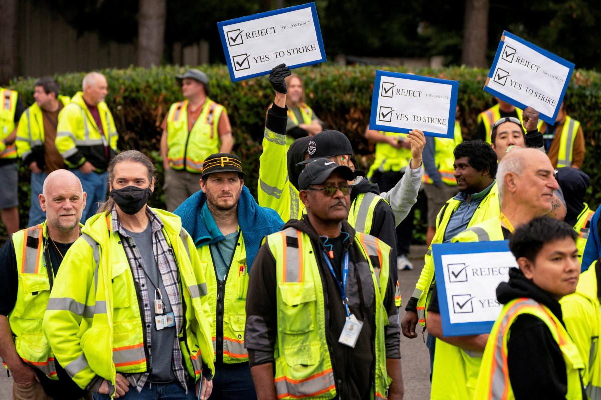 Boeing y el sindicato en huelga para continuar las negociaciones