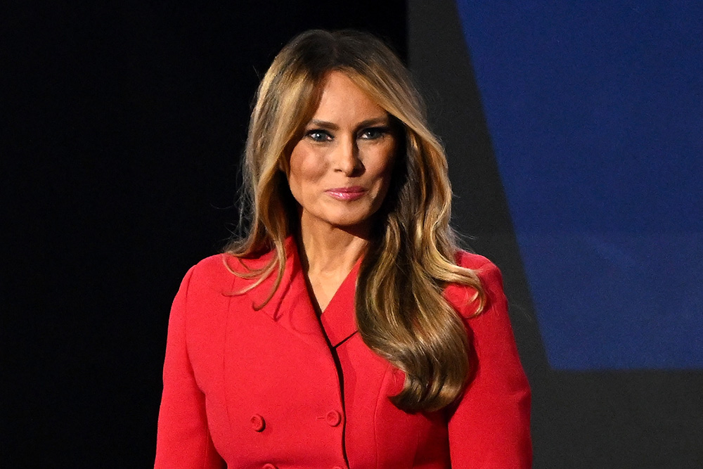 Las memorias de Melania Trump revelan que coqueteó con Donald mientras él estaba con otra mujer y denuncia a los manifestantes violentos del 6 de enero