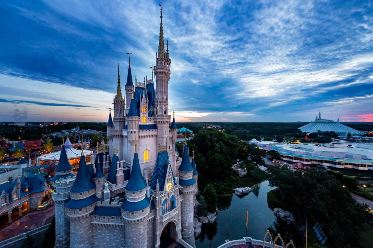 Mamá enfrenta una reacción violenta por publicar un video sobre cómo empacar un viaje familiar a Disney World a medida que se acerca el huracán Milton