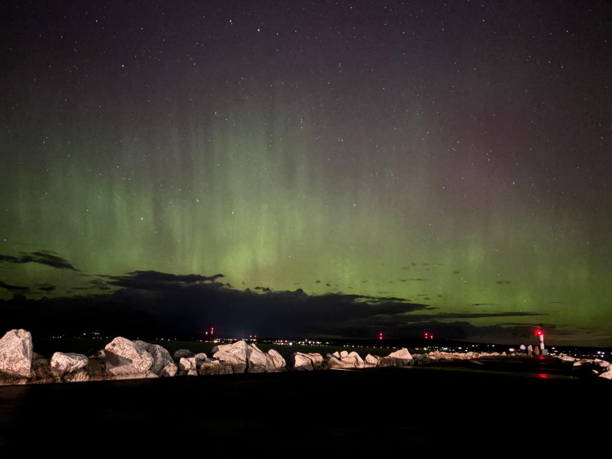 Aurora boreal ilumina los cielos del norte de Michigan después de la lluvia de la tarde