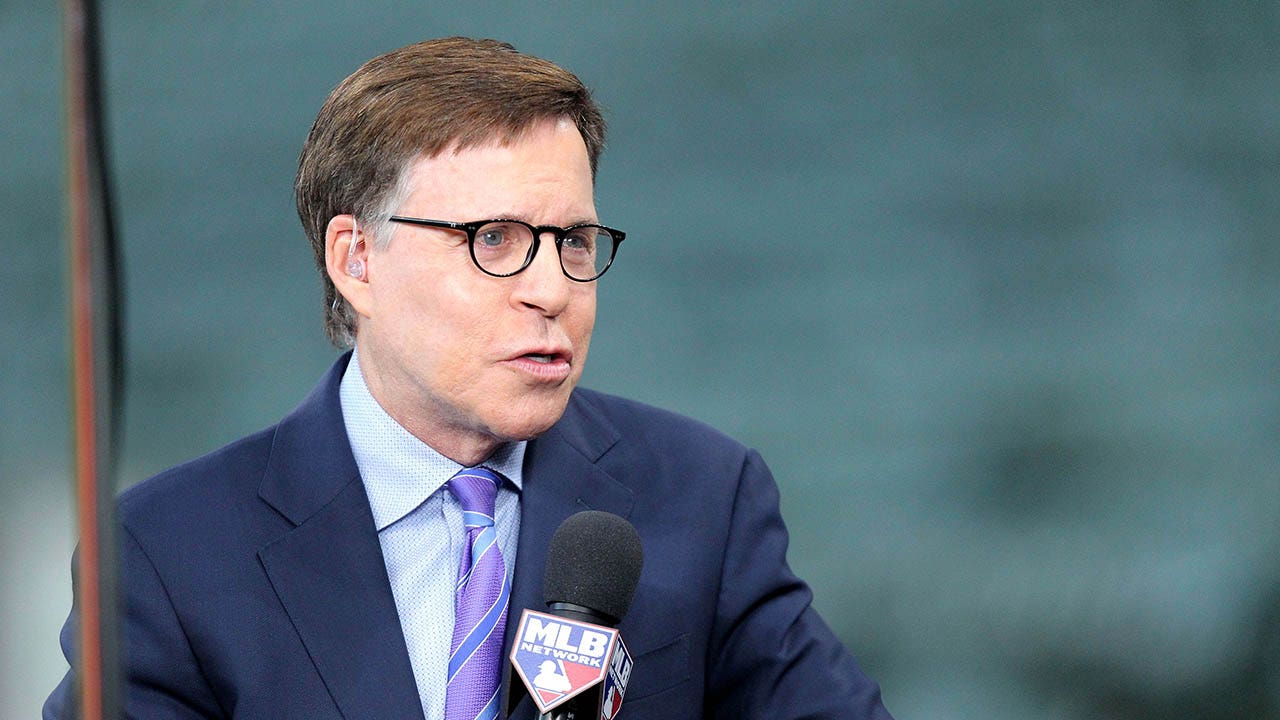 Bob Costas hace un comentario incómodo sobre tener que leer una promoción de CNN durante un partido de playoffs de la MLB