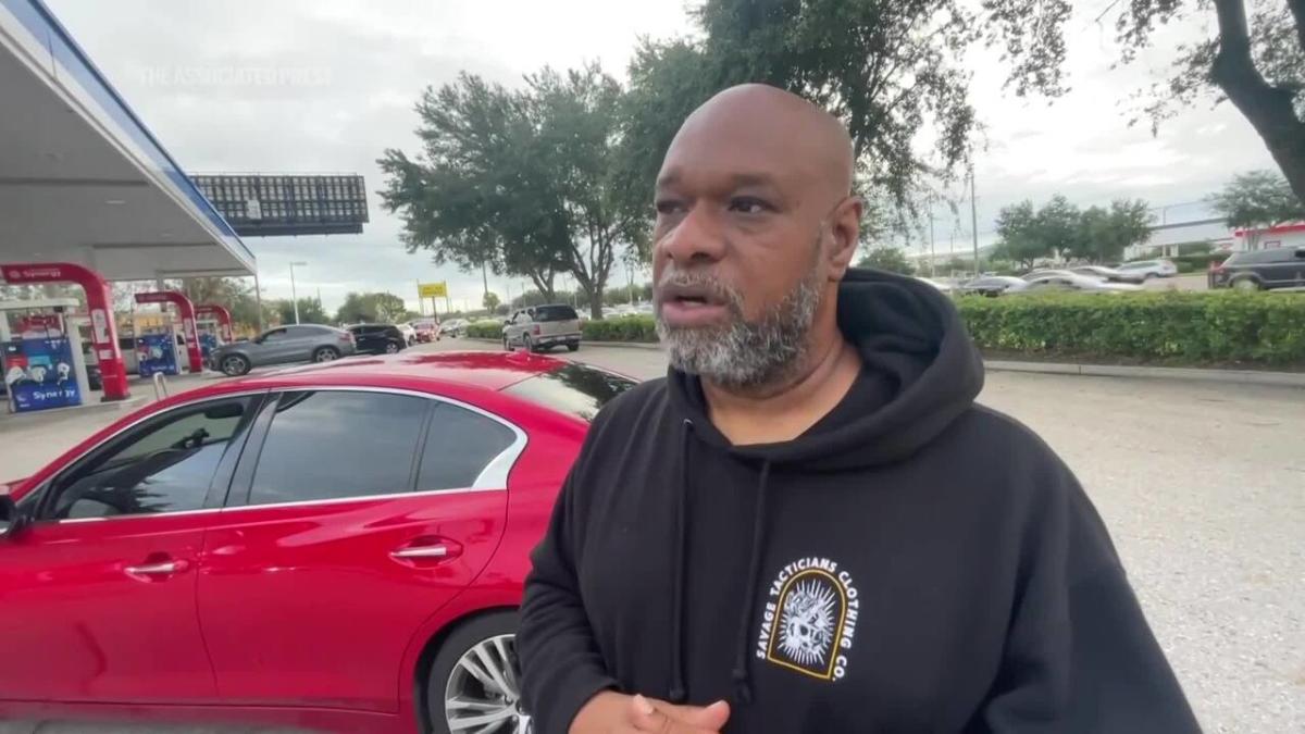 Largas colas en una gasolinera cerca de Tampa, Florida, antes del huracán Milton